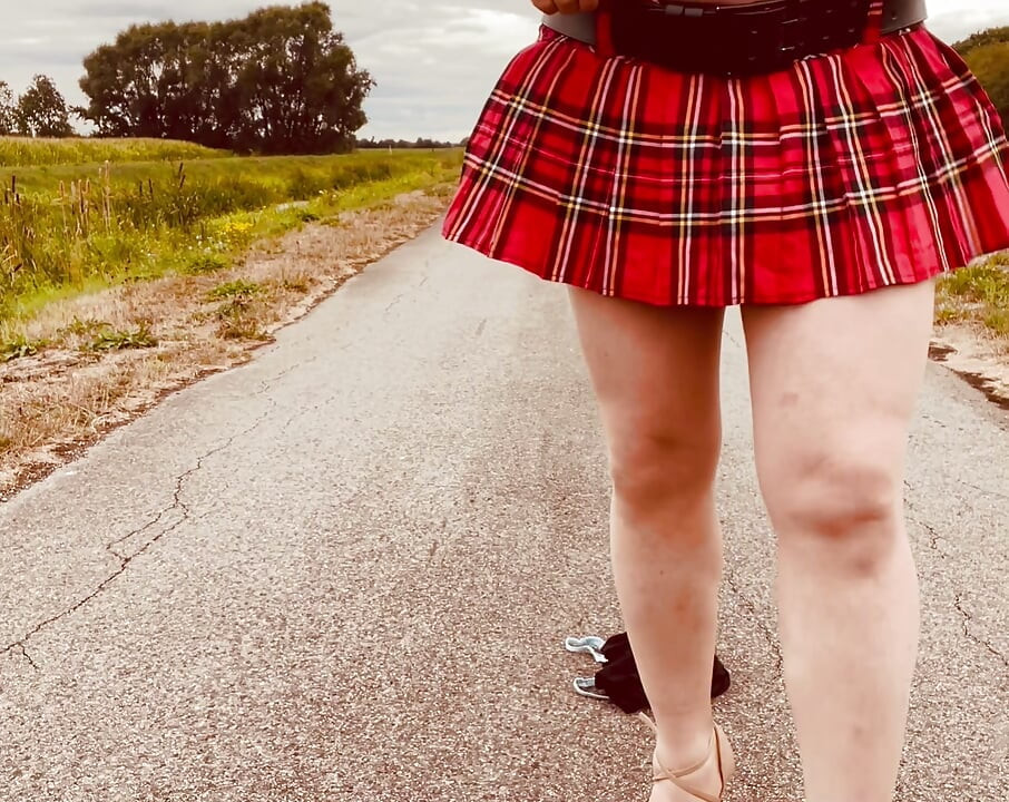 A crossdresser férj a hosszú munkanap után vidékre vonul.