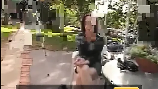 Sexy brünette spreizt ihre beine auf dem sofa und wird von dickem schwanz gefickt