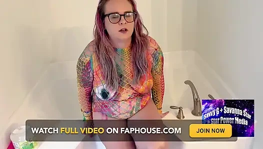 Savanna star lagi asik muasin memeknya sendirian sambil mandi bareng- bareng!