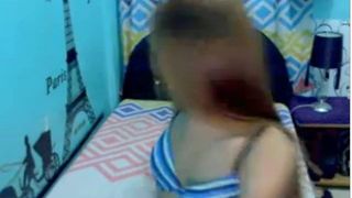 Atemberaubender Ladyboy vor der Webcam spielt mit Dildo - Teil 1