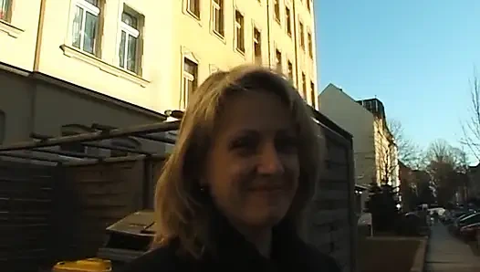 Грудастая блондинка показывает свое тело