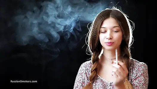 Gadis seksi rusia menggoda dengan perlahan sambil merokok