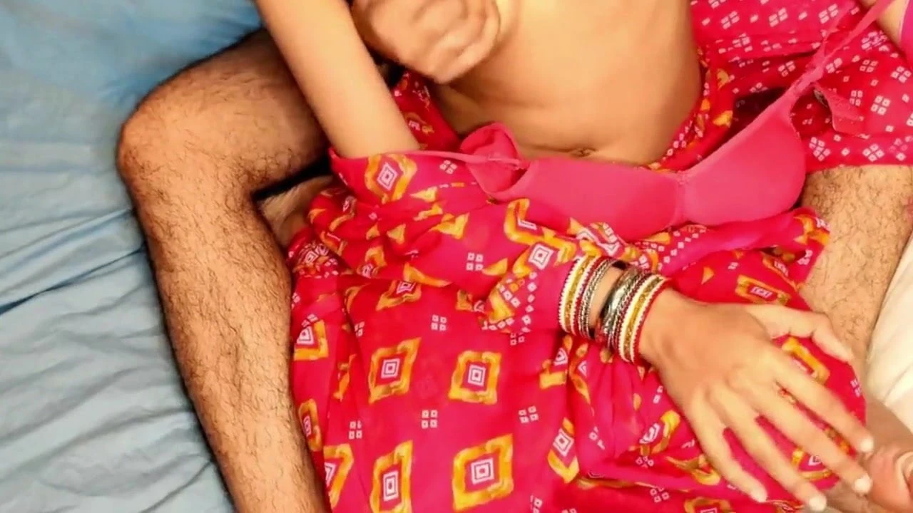 Mallu desi svastika se jebe u saree u krevetu