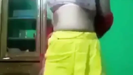 Deshi mädchen wechselt sari und zeigt möpse