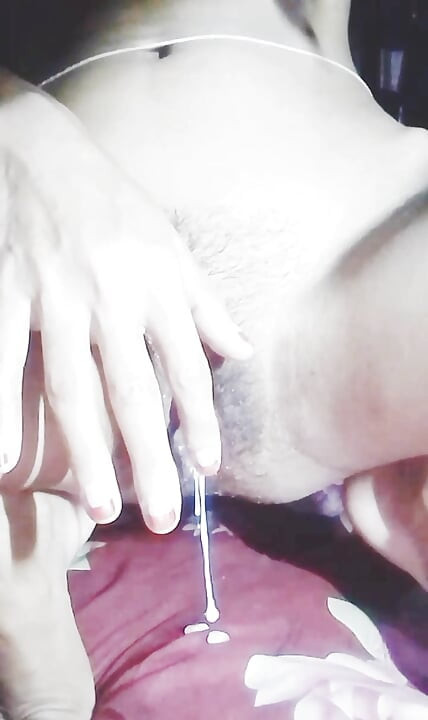 I am fingfering my virgin tight pussy. Bangladeshi village College student self fingfering viral video.