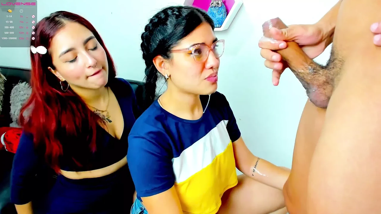 一个拉丁女郎舔舐鸡巴，而另一个则被干