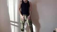 Гетеро горячий мужик в желтых стрингах под армейскими штанами - girlz.pro - Alexmilton