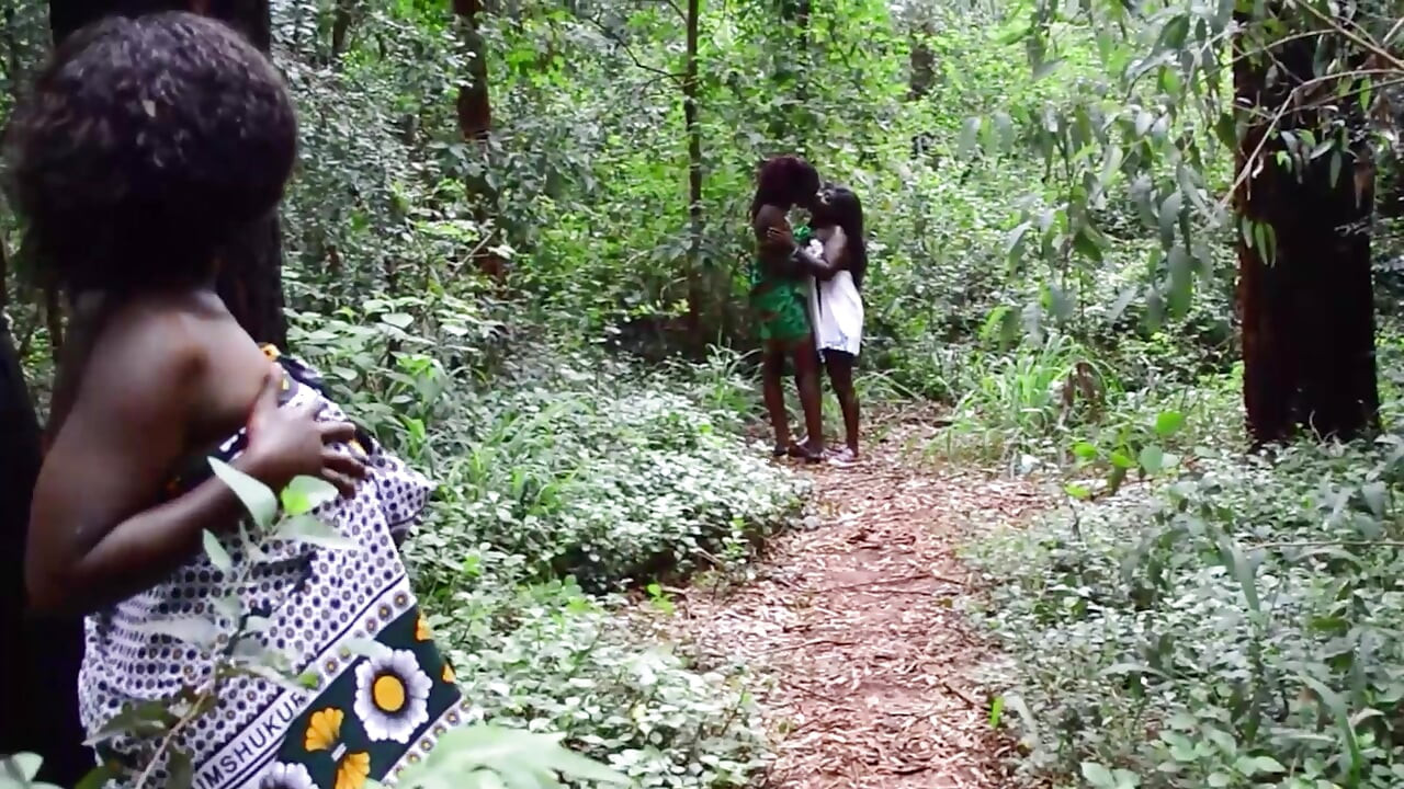 Seksi eboni lezbejke sa tamnom kožom ližu mokru pičku u domaćem seks snimku