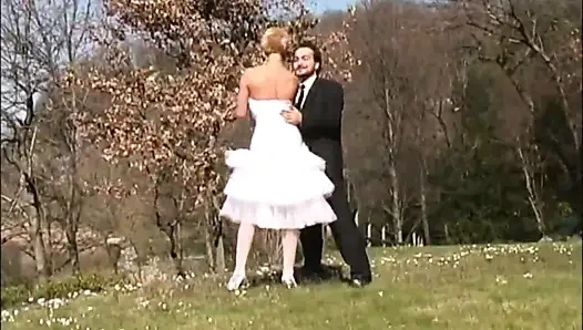 Милфа-блондинка принимает мокрый член на публике