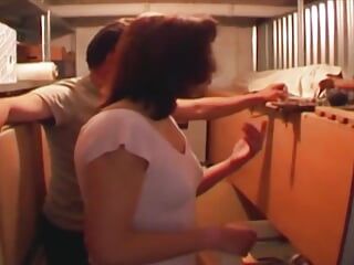 Une superbe brune allemande se fait baiser dans la salle de stockage