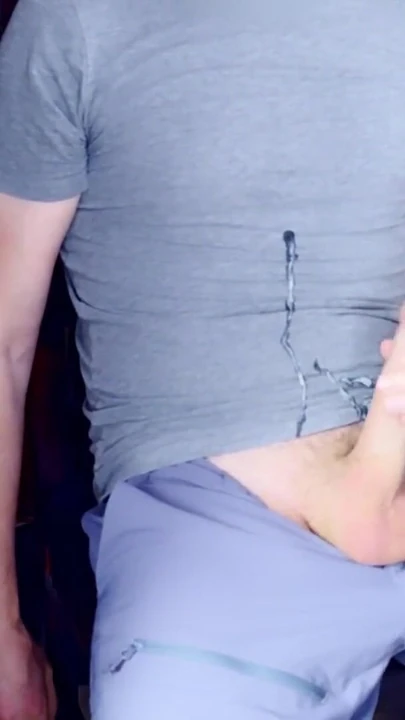 Ikonični trenutak iz filma "Zgodna žena prima duboki creampie bez kontracepcije pored muža - on je bio nevaljao i drka"