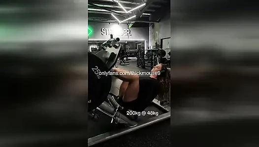 TikTok Live-Fitnessstudio gangbang: 5 Fremde besamen 18-jährige muschi