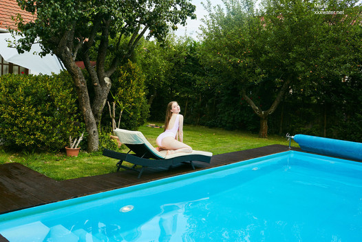 A pequena russa Marfa nada nua na piscina