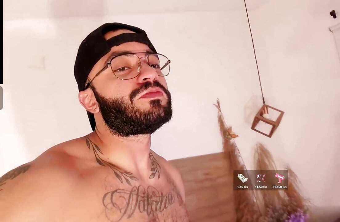 Show: Webcam, bearded and sensual man.
