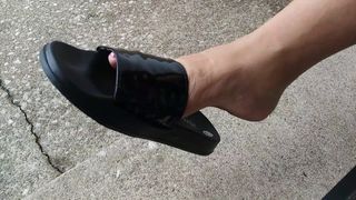 BellasFineF 33T - игра со ступнями в сандалиях