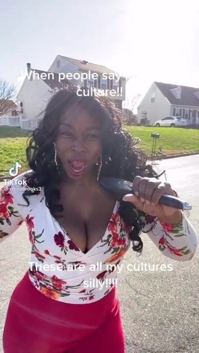 Yummy Ebony MILF with big ASS singing and dancing