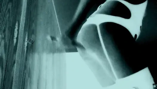 Kalçalı yüksek siyah çizmeli kadın dev siyah dildoyla sikişiyor ama