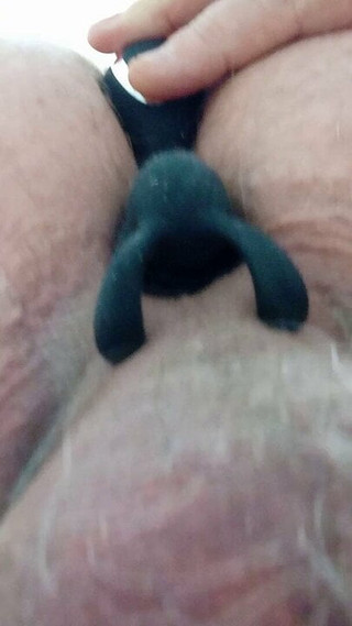 Insertion de mon masseur de prostate à l'oreille de lapin