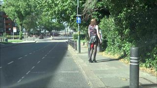 Sexy Crossdresser - Schwanzblitzen auf einer viel befahrenen Straße