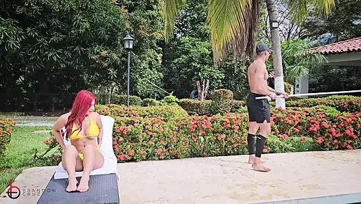 Havuz görevlisi kızıl saçlı patronuna açık havada sakso çekiyor - Brandon Cruz ve Alejandra Palacios