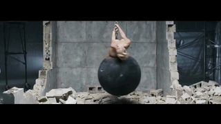 Miley Cyrus na bola de demolição