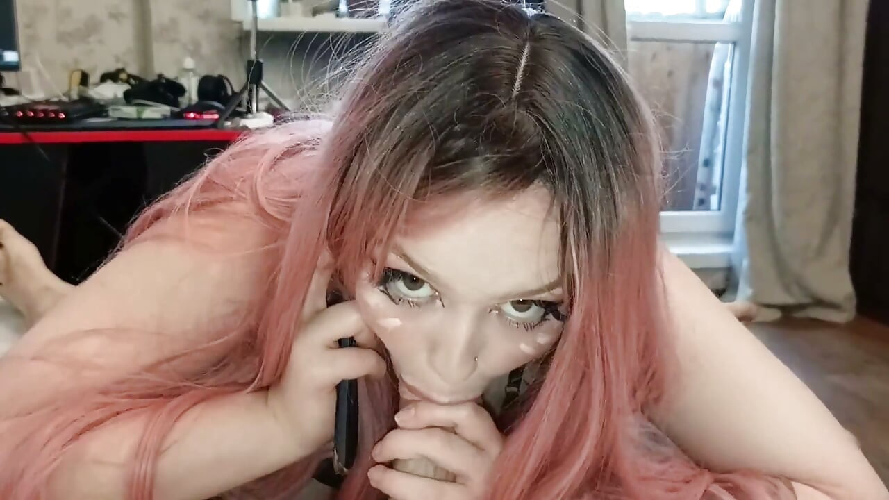 Stepsister pratar i telefon med sin pojkvän medan jag knullar henne