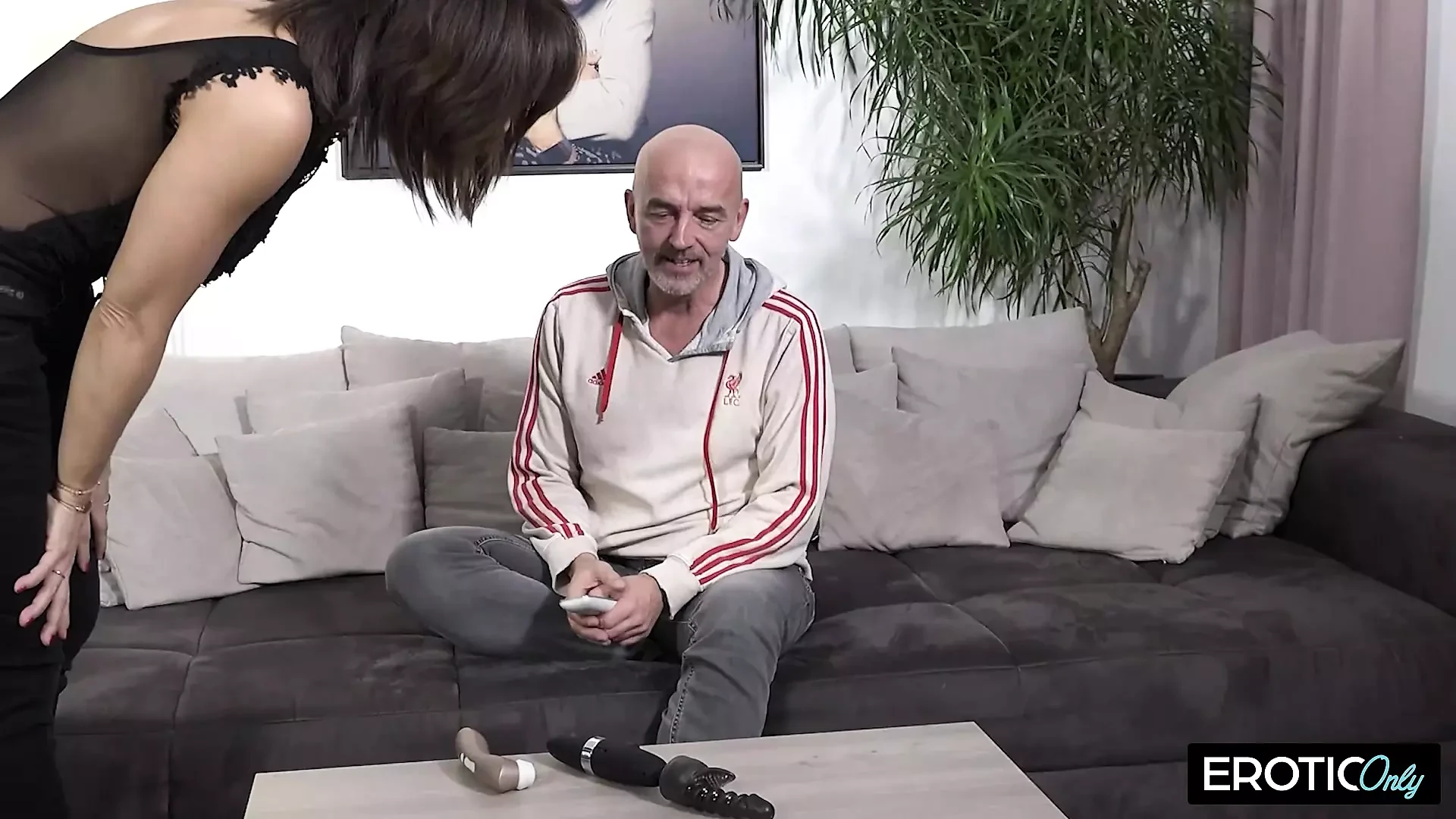 Analplug, dicker Arsch, tiefer Blowjob – Mein Mann nimmt mich nach Feierabend