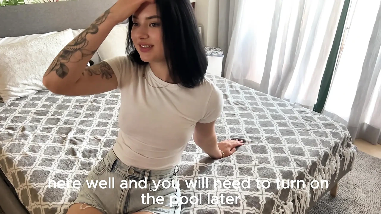 她付不起泳池维护专家的钱, 于是提出了别的方案