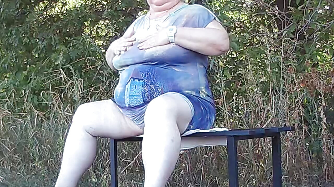 Prijatelj u parku se skida i na klupi