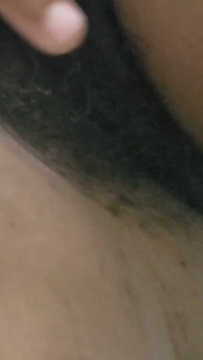 Chatte poilue très sexy et doigtage amateur en solo | Clip 2