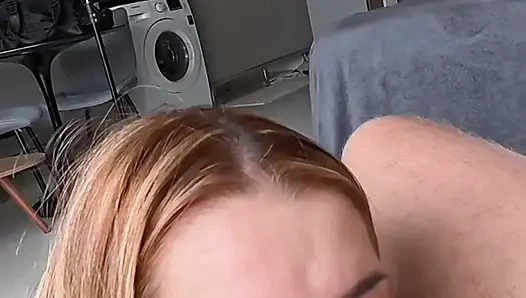 Öğle yemeğinden sonra çöl yerine sert seks - sarışın gostosa kovboy kıza biniş için hazır ve bakış açısında domaltmalı