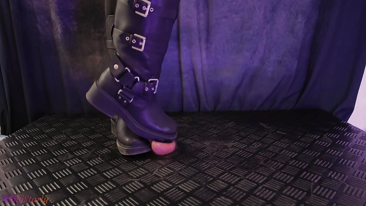 Biker-mädchen schwanz crushing und ballbusting in schmutzigen stiefeln - Schwanzbälle zerquetschen, Shoejob, bootjob, CBT, ballbusting