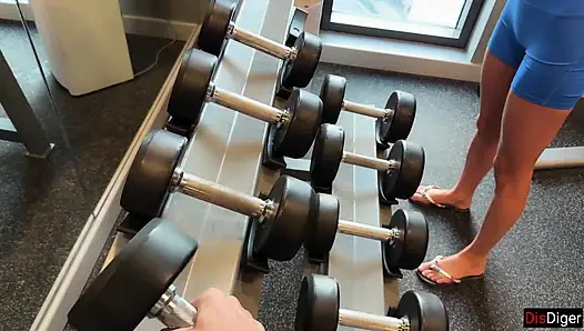 Katty West spor salonunda sakatlandı - profesyonel bir eğitmenin orada olması iyi bir şey!