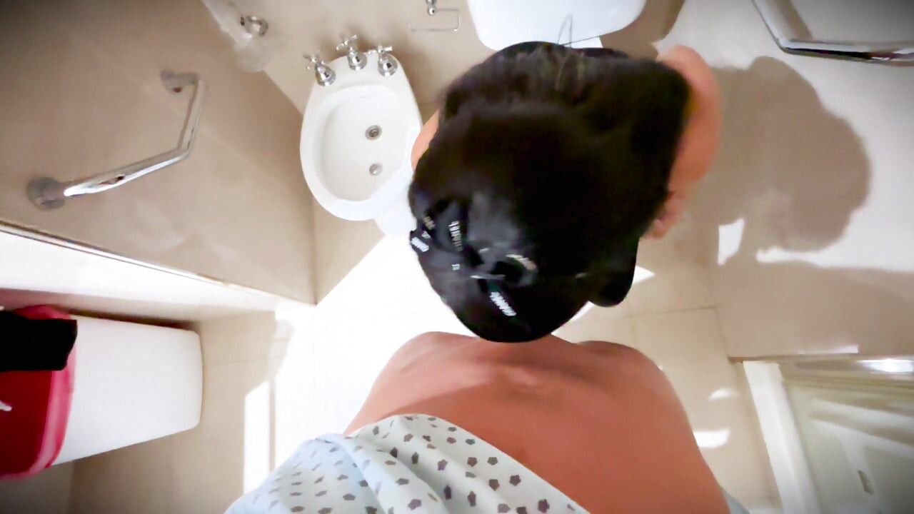 Ela veio para verificar seu paciente e depois o seguiu até o banheiro - Lana Myers