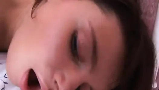 Küçük memeli kısa saçlı genç kız yatakta sert yarak emiyor ve sikişiyor