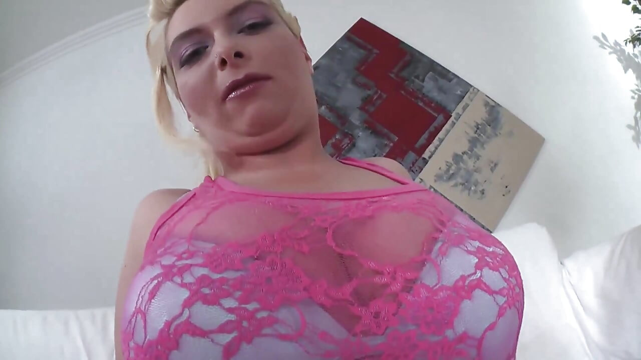 Les seins géants de Vanessa