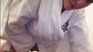 Une fille se masturbe devant sa webcam. jucielussie