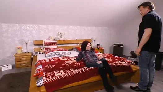 Зрелая пара в спальне