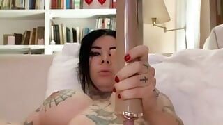 Wytatuowana dziewczyna masturbuje się swoją cipką