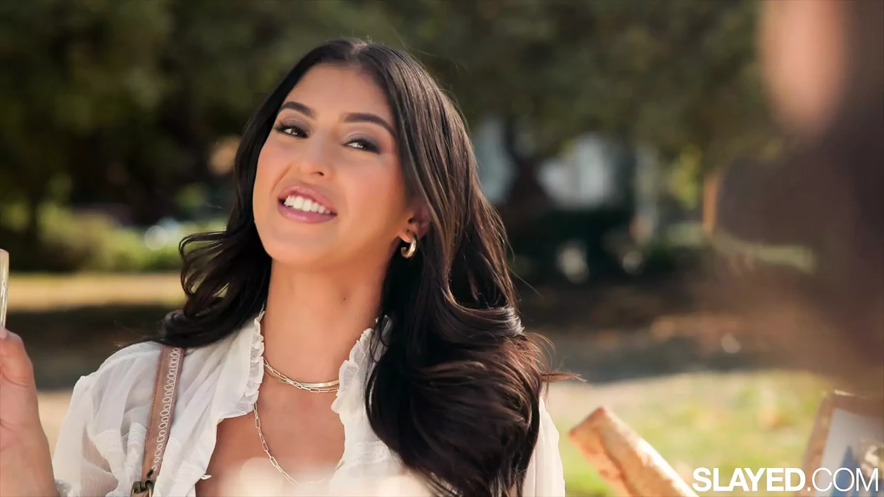 被杀的性感闺蜜Sophia和Mae将其提升到一个新的水平