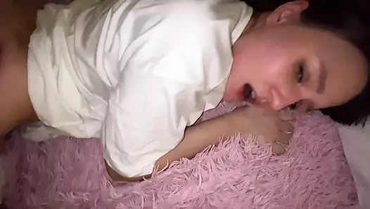 Üvey erkek kardeşinin büyük yarağına kürekle zıplıyor