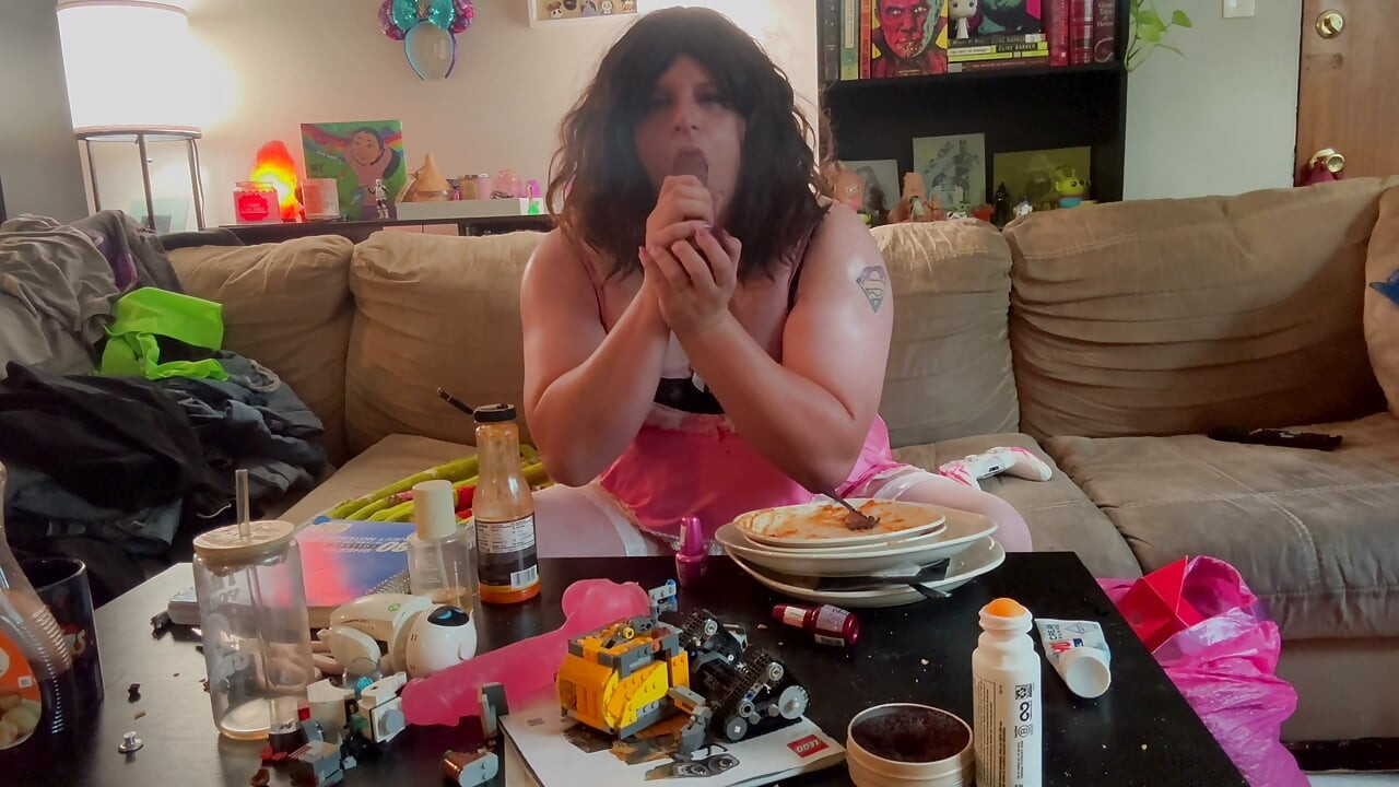 粉紅娘娘腔女僕努力工作