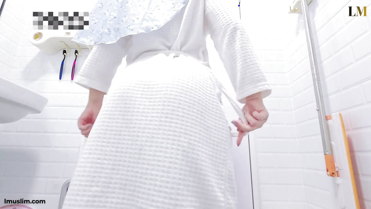 POV: Patrz, jak twoja Hijabi dziewczyna miażdży się z szatą prysznicową złośliwiec