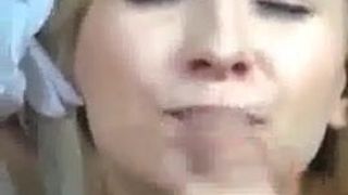 Телочка-блондинка жестко поглаживает камшот на лицо