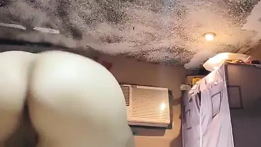 Evli kadın kendine dokunarak çıkıyor