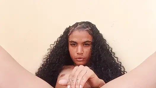 Zendeya si cewek jalang yang kaya raya lagi asik masturbasi di rumah