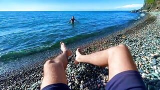 Egy nudista strandon faszverő srác és egy járókelő csatlakozott hozzá