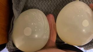 Wielki kutas pieprzy balony i spermę