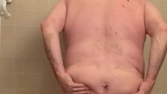 Stary gruby dziadek gejów bierze kąpiel i pragnie penisa