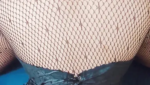 Yaramaz üvey kız kardeş Noel hediyesi olarak sırtına büyük bir boşalma alıyor